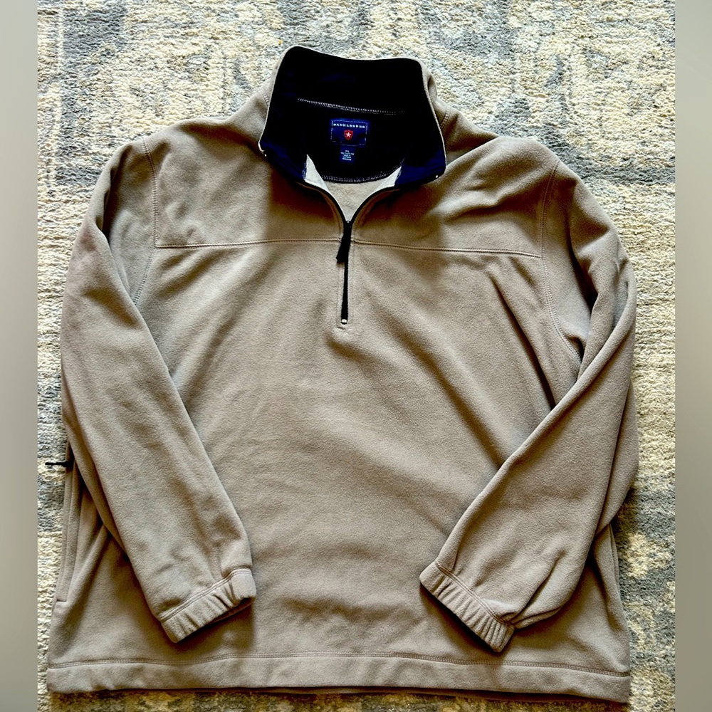 Men’s XXL half zip pull over.